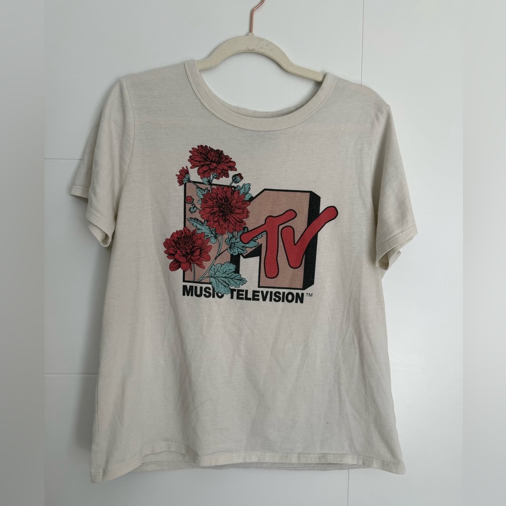 🛍️ 3/$30 MTV Off-White Floral Graphic Crew
Neck Tee